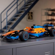 Carica l&#39;immagine nel visualizzatore di Gallery, McLarens Formula 1 Race Car - 7aleon

